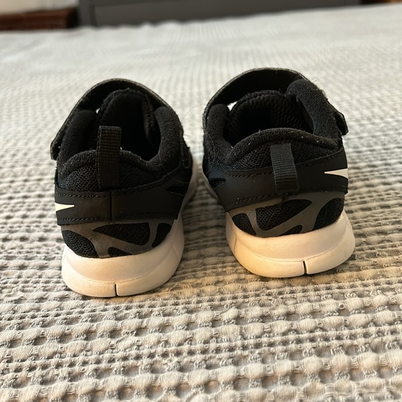 Nike Free Run 2 Black White - DA2692-004 - Picture 6 of 10